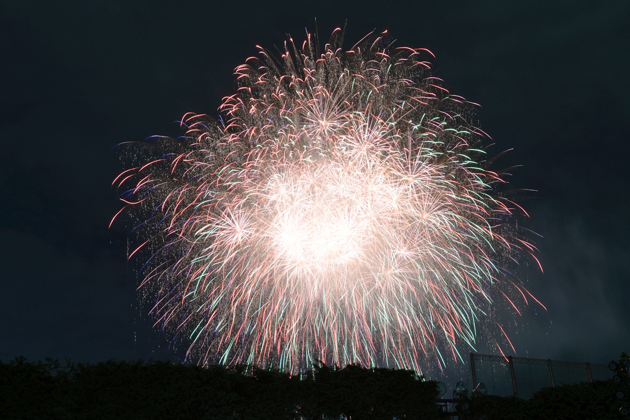神宮軟式球場から見上げた花火。