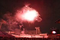 神宮球場から見上げた花火。