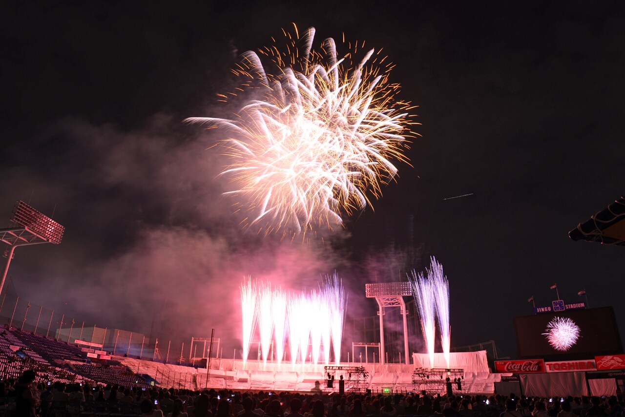 神宮球場から見上げた打ち上げ花火。