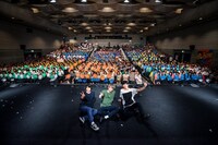 WEAVERと「第36回 高校・中学校 軽音楽系クラブコンテスト『We are Sneaker Ages』」参加者たち。（Photo by kawakami ryo）