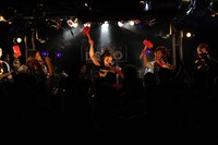 ブーイングによるワンマンライブ「オフサイド!!!」の様子。（Photo by BaO）
