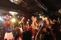 ブーイングによるワンマンライブ「オフサイド!!!」の様子。（Photo by BaO）