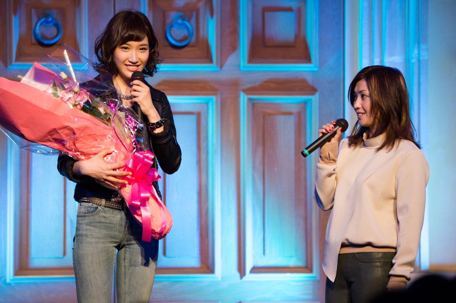 花岡なつみと鬼束ちひろ。（写真提供：ビクターエンタテインメント）