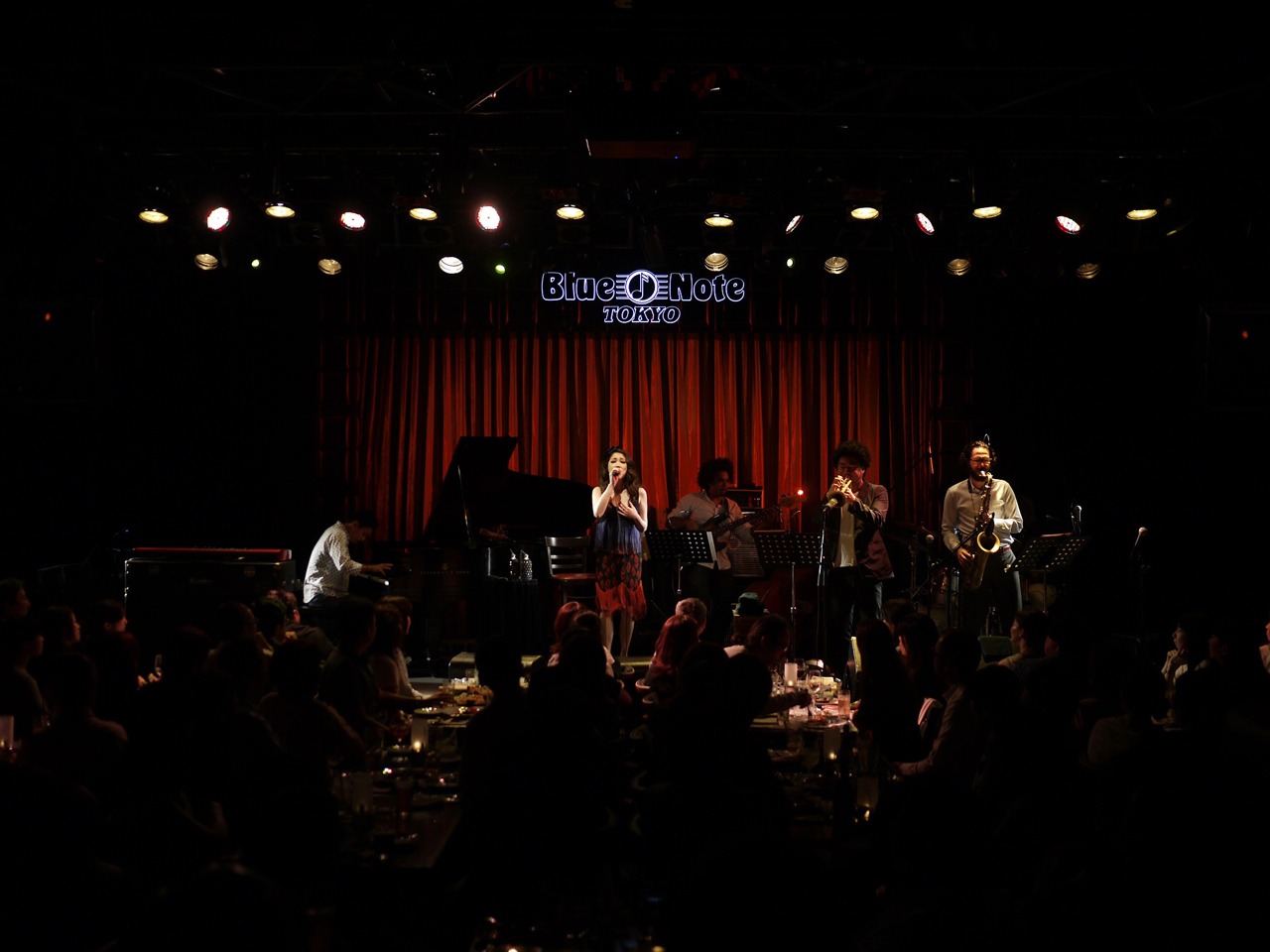 「JUJU JAZZ LIVE 2015 with TAKUYA KURODA QUINTET from NY」の様子。（写真提供：Sony Music Associated Records）