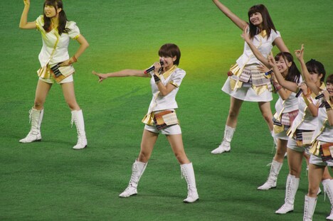 グラウンドで「V to ROAD」を披露するLinQ。 (写真提供:ジョブ・ネット)