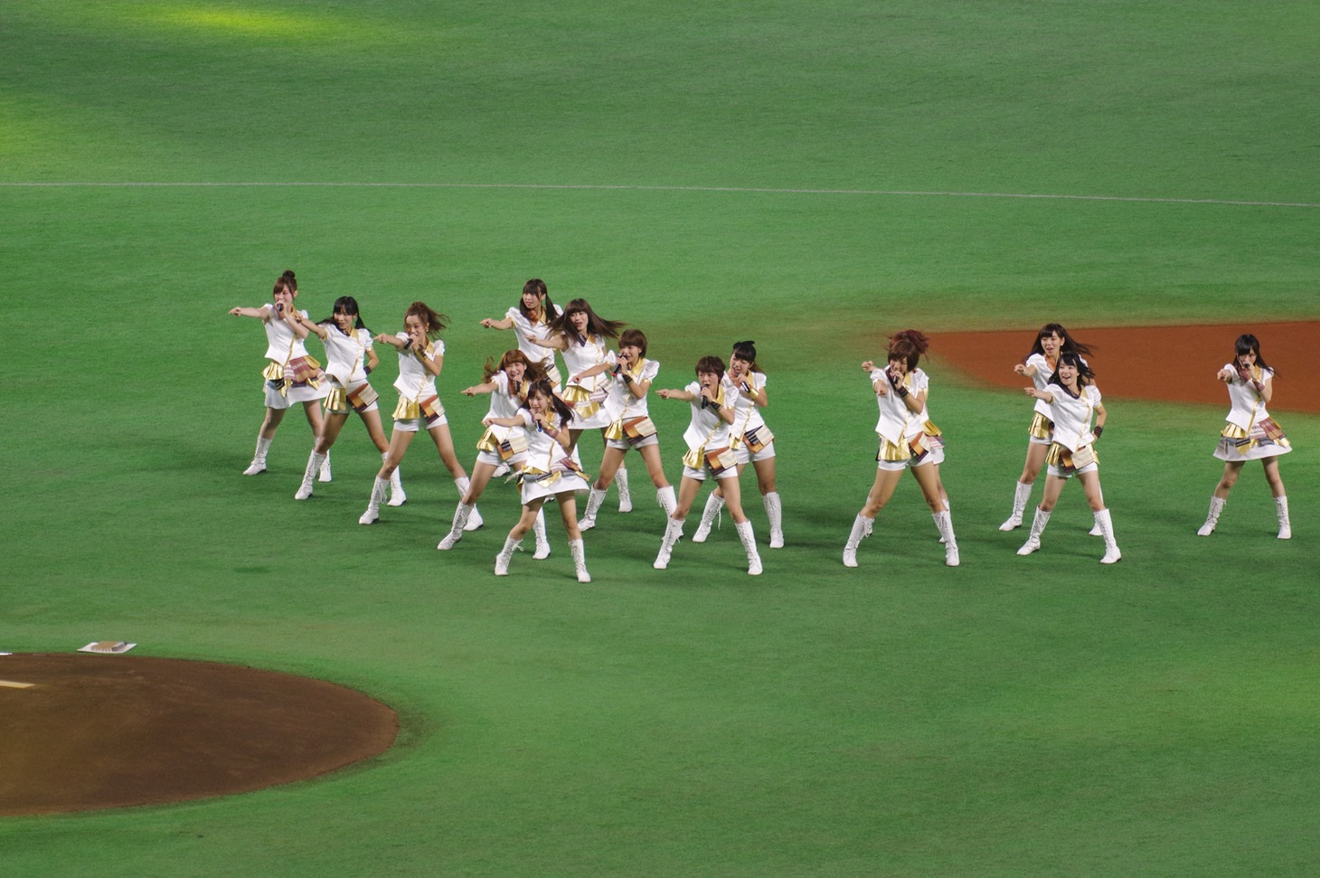 グラウンドで「V to ROAD」を披露するLinQ。 （写真提供：ジョブ・ネット）