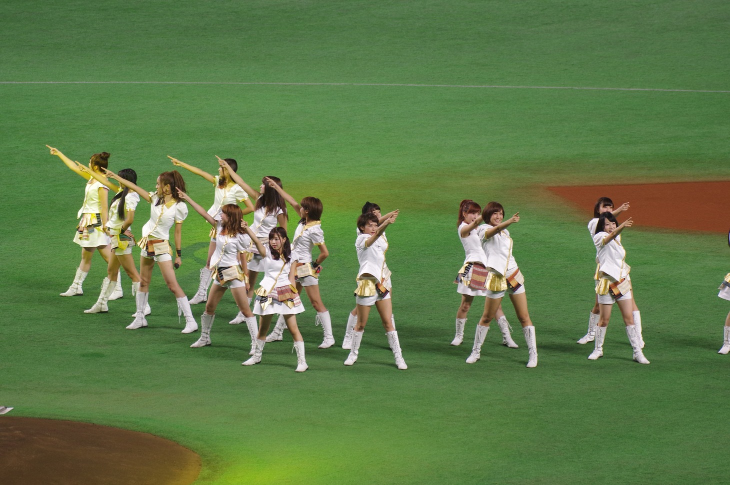 グラウンドで「V to ROAD」を披露するLinQ。 （写真提供：ジョブ・ネット）