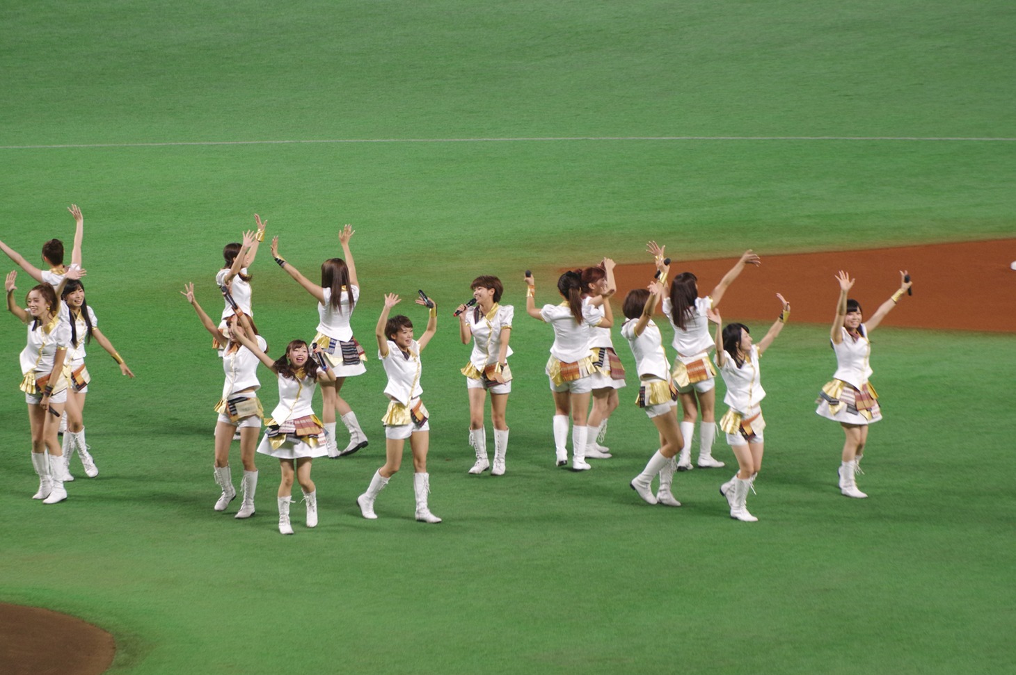 グラウンドで「V to ROAD」を披露するLinQ。 （写真提供：ジョブ・ネット）