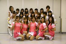 ハニーズと記念撮影するLinQ。 （写真提供：ジョブ・ネット）