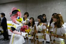 ハニーと触れ合うLinQ。 （写真提供：ジョブ・ネット）