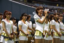 挨拶する天野なつ。 （写真提供：ジョブ・ネット）