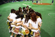 円陣を組むLinQ。 （写真提供：ジョブ・ネット）