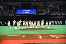 グラウンドで「V to ROAD」を披露するLinQ。 （写真提供：ジョブ・ネット）