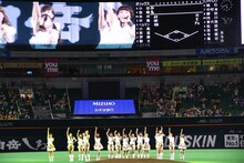 グラウンドで「V to ROAD」を披露するLinQ。 （写真提供：ジョブ・ネット）