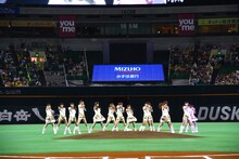 グラウンドで「V to ROAD」を披露するLinQ。 （写真提供：ジョブ・ネット）