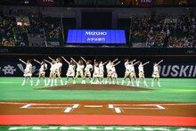 グラウンドで「V to ROAD」を披露するLinQ。 （写真提供：ジョブ・ネット）