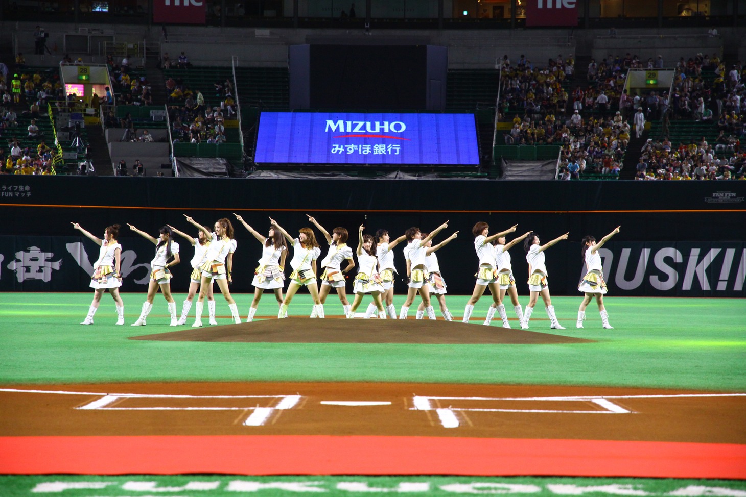 グラウンドで「V to ROAD」を披露するLinQ。 （写真提供：ジョブ・ネット）