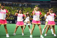 ハニーズとパフォーマンスするLinQ。 （写真提供：ジョブ・ネット）