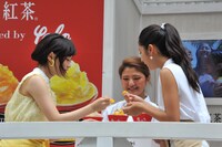 かき氷を試食する大原櫻子と季葉。