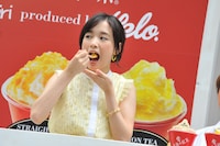 かき氷を頬張る大原櫻子。