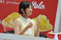 かき氷を頬張る大原櫻子。