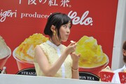 かき氷を頬張る大原櫻子。