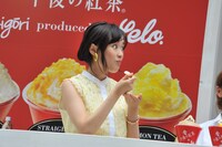 かき氷を頬張る大原櫻子。