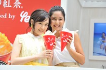 「午後の紅茶 kakigori produced by yelo」オープニングセレモニーに登場した大原櫻子と季葉。