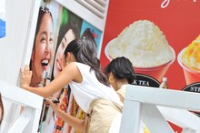 ポスターにサインを入れる季葉と大原櫻子。