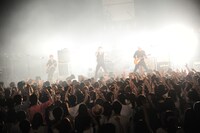 8月8日に東京・新木場STUDIO COASTにて実施されたフリーライブ「デビュー記念 Free Live "SCAPE" at STUDIO COAST」の様子。（写真提供：EXIT TUNES）