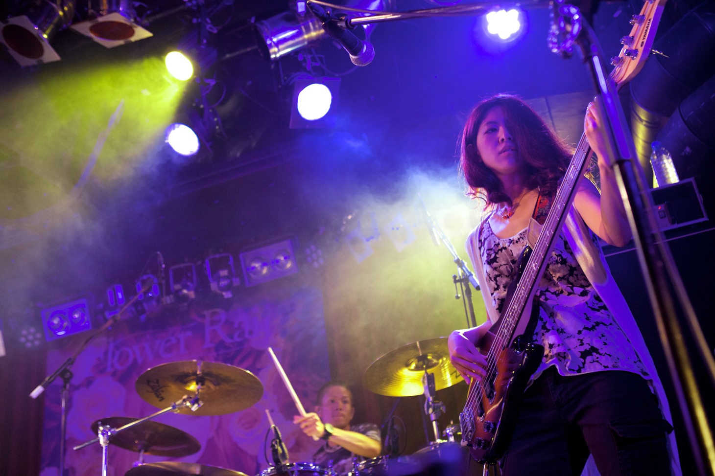 花たんのサポートメンバー。左から中江太郎（Dr）、高原未奈（B）。（Photo by yuco）