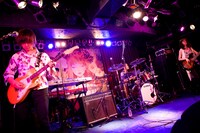 花たんのサポートメンバー。左から白須賀悟（G）、有木竜郎（Key）、中江太郎（Dr）、高原未奈（B）。（Photo by yuco）