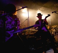 花たんのサポートメンバー。左から白須賀悟（G）、ダルビッシュP（G）。（Photo by yuco）