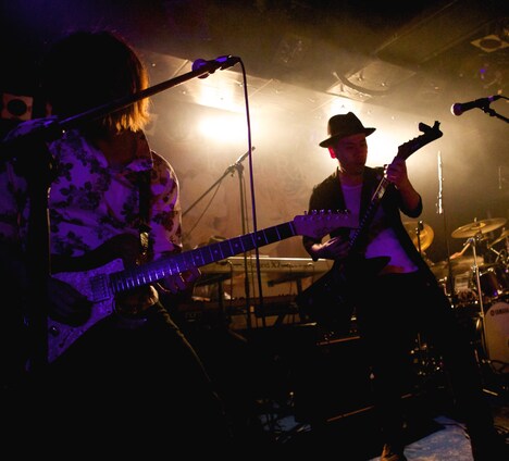 花たんのサポートメンバー。左から白須賀悟（G）、ダルビッシュP（G）。（Photo by yuco）