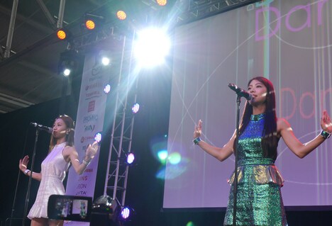 「J-POP SUMMIT 2015」でのFaint★Starのライブの様子。（Photo by tomo.t）