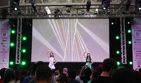 「J-POP SUMMIT 2015」でのFaint★Starのライブの様子。（Photo by tomo.t）