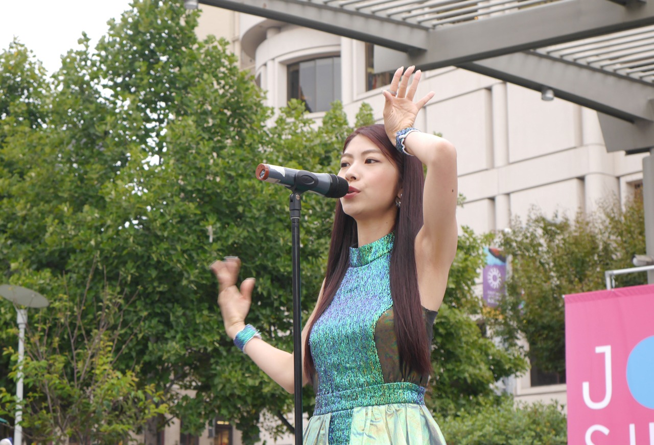 「J-POP SUMMIT 2015」でのFaint★Starのライブの様子。（Photo by tomo.t）