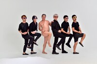 “全裸ポーズ”をするザ・チャレンジととにかく明るい安村。