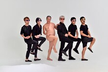 “全裸ポーズ”をするザ・チャレンジととにかく明るい安村。