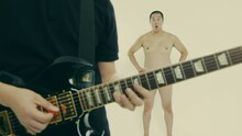 ザ・チャレンジ「すっぽんぽん」MVのワンシーン。