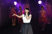 ソロ曲「2588日」を熱唱する松井玲奈。(c)AKS