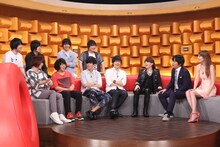 「バズリズム」で合同トークを繰り広げるKANA-BOON、flumpool、T.M.Revolution。(c)日本テレビ