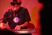 宮下広輔（Pedal Steel）（撮影：朝倉圭祐）