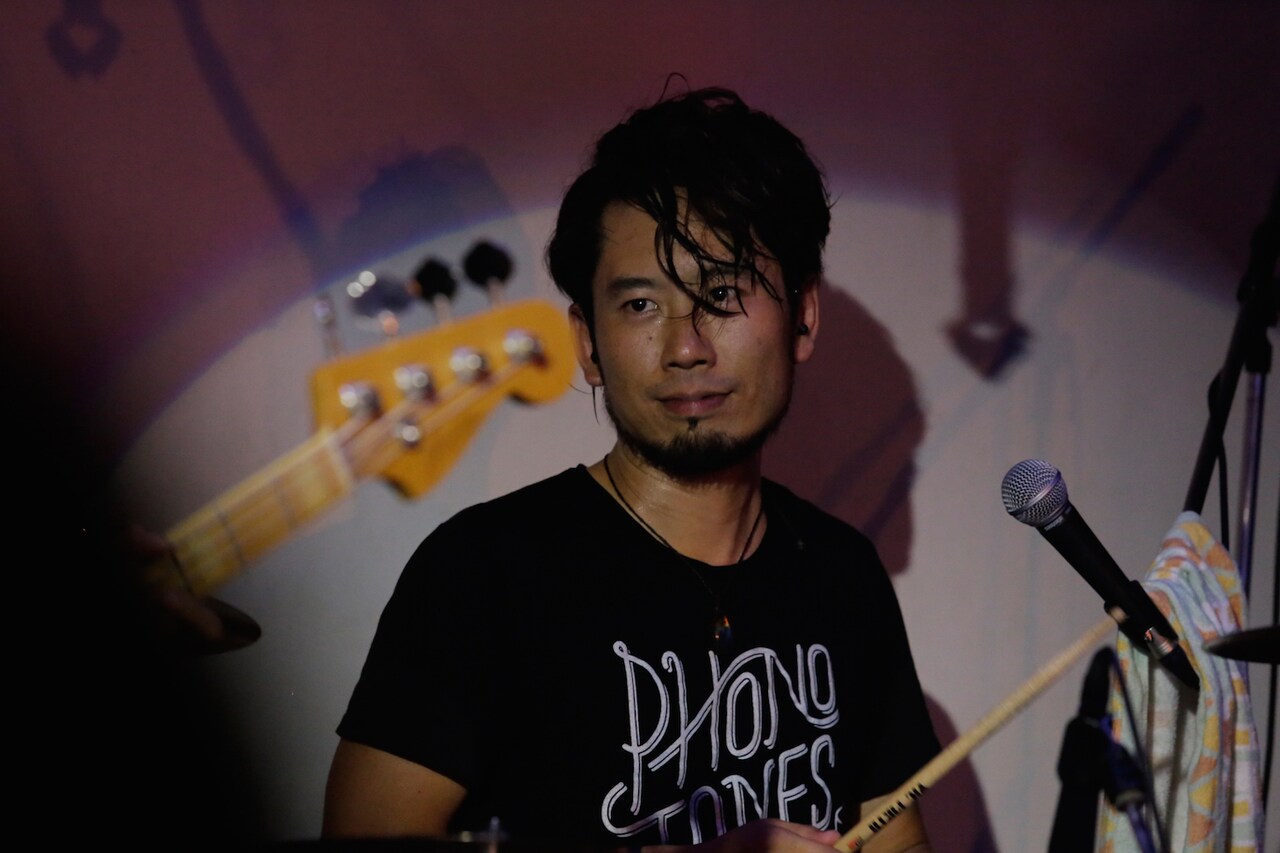 伊地知潔（Dr）（撮影：朝倉圭祐）