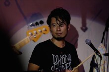 伊地知潔（Dr）（撮影：朝倉圭祐）