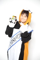 「『あらいぐんまちゃん。』ストラップ」を手にする新井愛瞳。