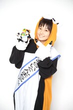 「『あらいぐんまちゃん。』ストラップ」を手にする新井愛瞳。