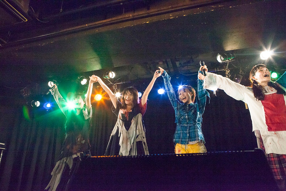 本日8月15日に東京・TSUTAYA O-nestで行われたBiSHのワンマンライブ「FLASH BACK ZOMBiES TOUR AGAiN」の様子。（写真提供：株式会社WACK）