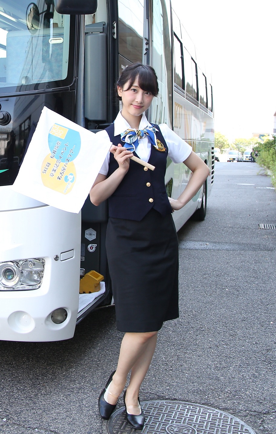ツアーガイド姿の松井玲奈。(c)AKS