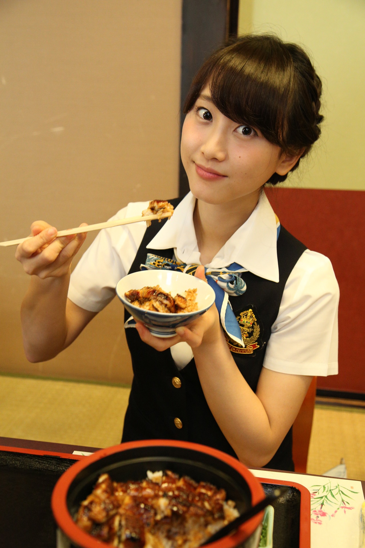 ひつまぶしを手にポーズをとる松井玲奈。(c)AKS